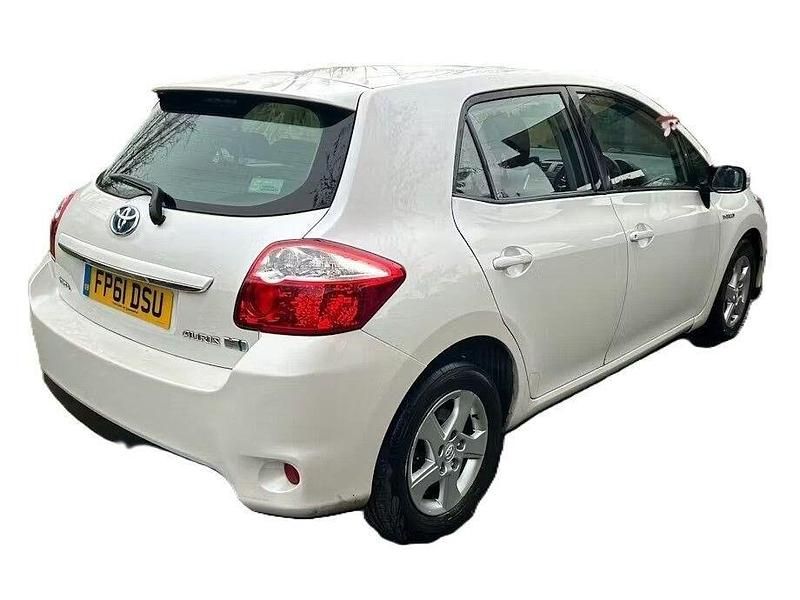 Used Toyota Auris Hybrid T4 136 HP (100 kW) 2011 White Hatchback