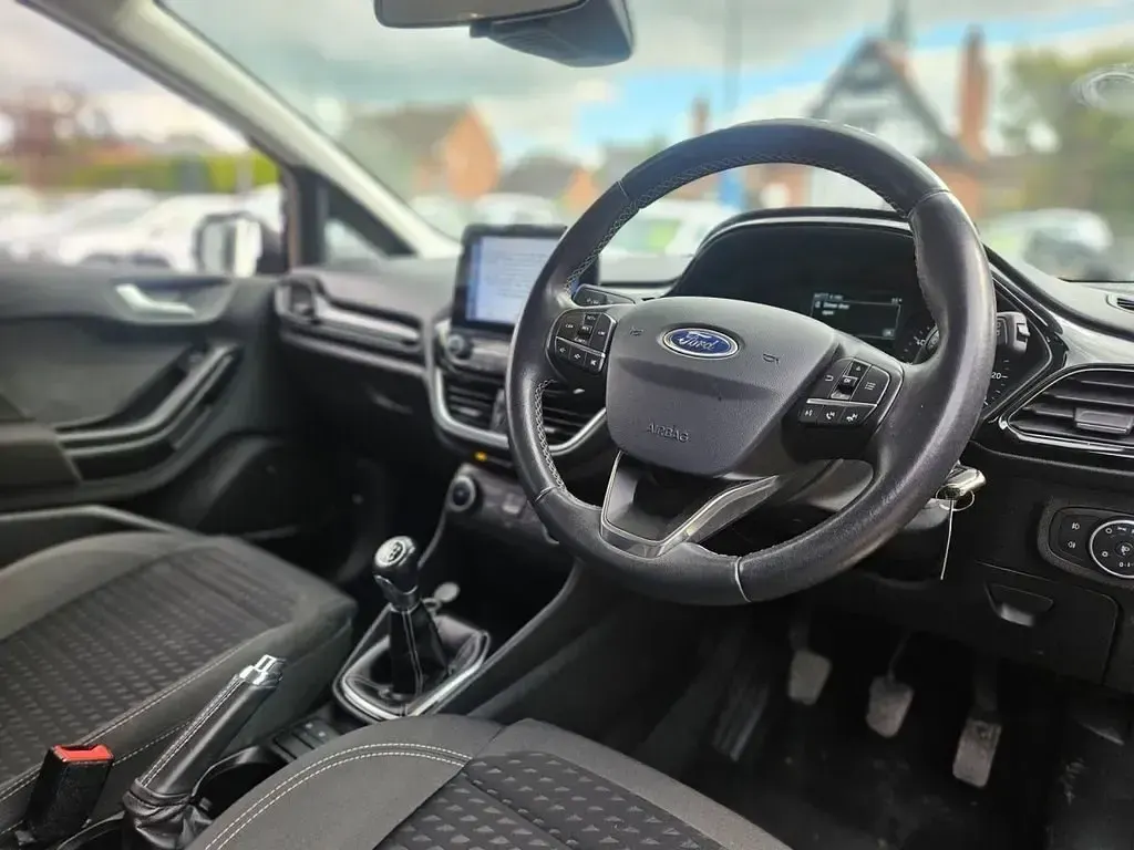Usado Ford Fiesta Zetec 85 HP (62 kW) 2017 Cinzento Citadino