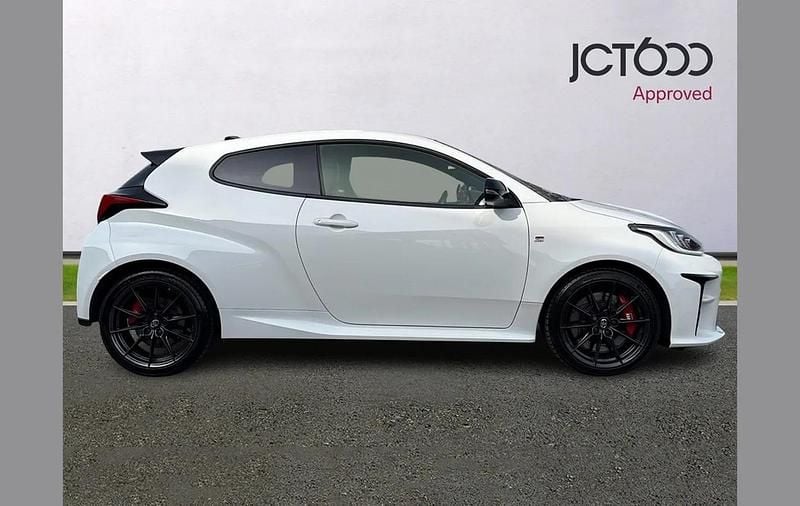 Used Toyota Yaris 257 HP (189 kW) 2021 White Hatchback