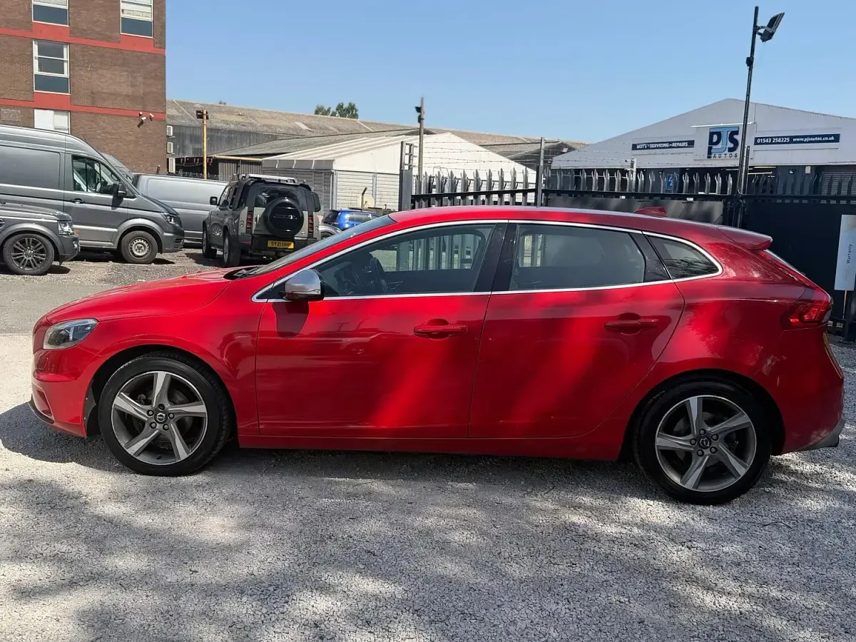 Used Volvo V40 R-Design 115 HP (84 kW) 2013 Red Hatchback