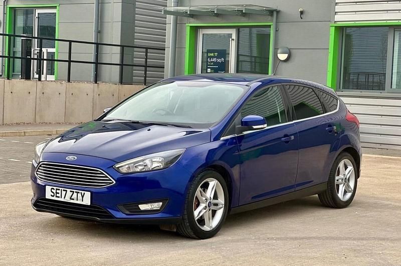 Begagnad Ford Focus Zetec 2017 Blå Halvkombi