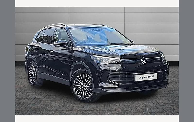 Black Used 2025 VW Tiguan Match SUV | £31,450 (Good price) - Image 1/4