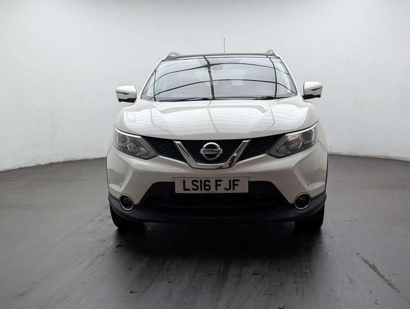 Used Nissan Qashqai Tekna 116 HP (85 kW) 2016 White SUV