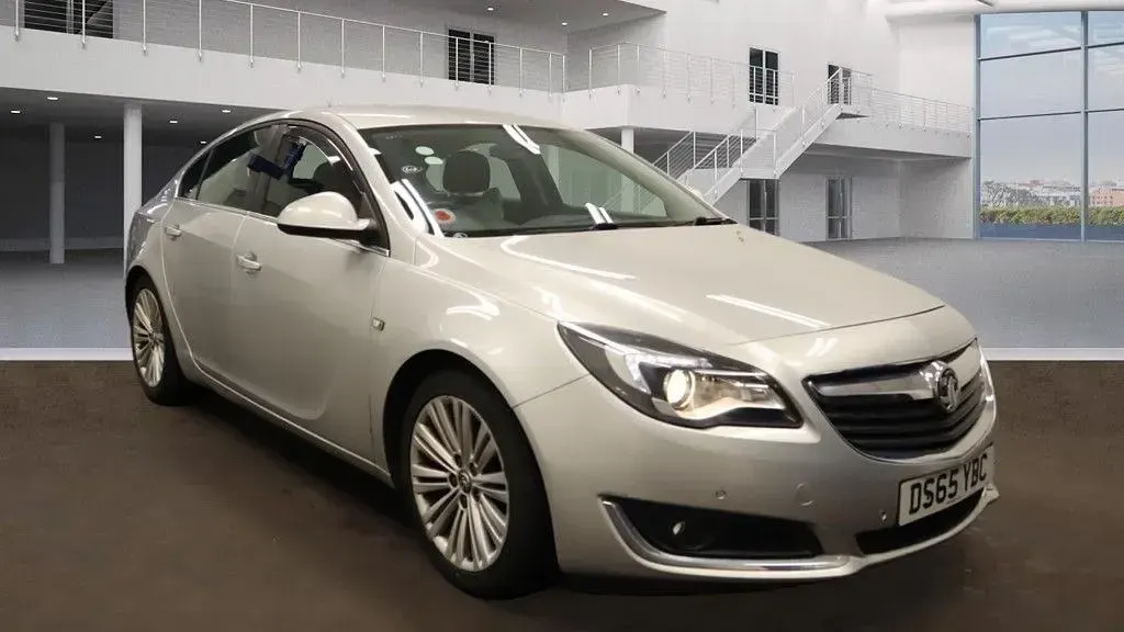 Used Vauxhall Insignia Design Edition 136 HP (100 kW) 2015 Silver Hatchback