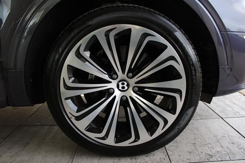 Used Bentley Bentayga 2022 Grey violet SUV