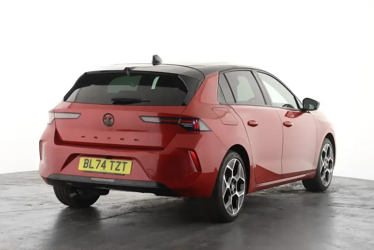 Usado Vauxhall Astra Ultimate 128 CV (94 kW) 2025 Rojo Utilitario