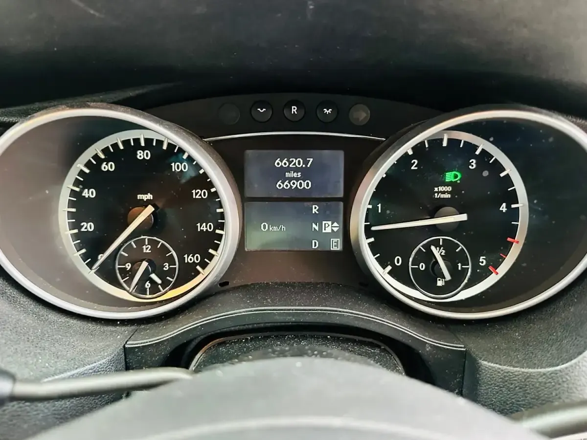 Used Mercedes R350 2012 Black MPV