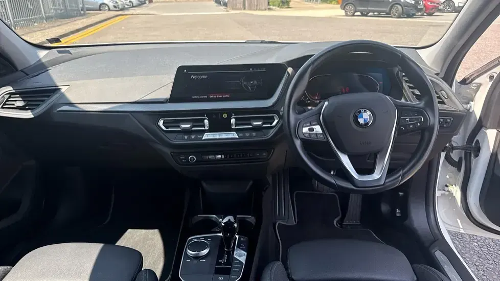 Used BMW 118 Sport Line 136 HP (100 kW) 2022 Alpine white Hatchback