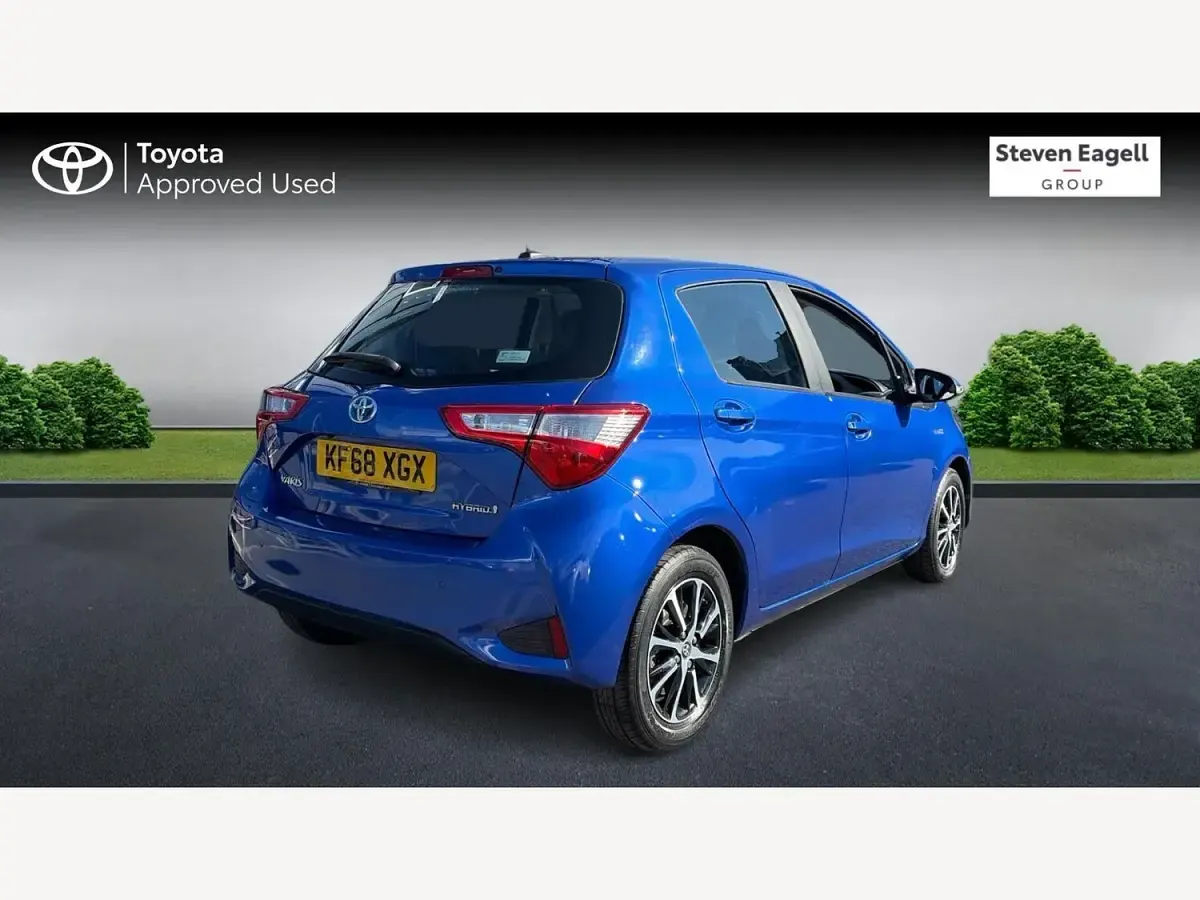Used Toyota Yaris Hybrid 100 HP (73 kW) 2019 Blue Hatchback