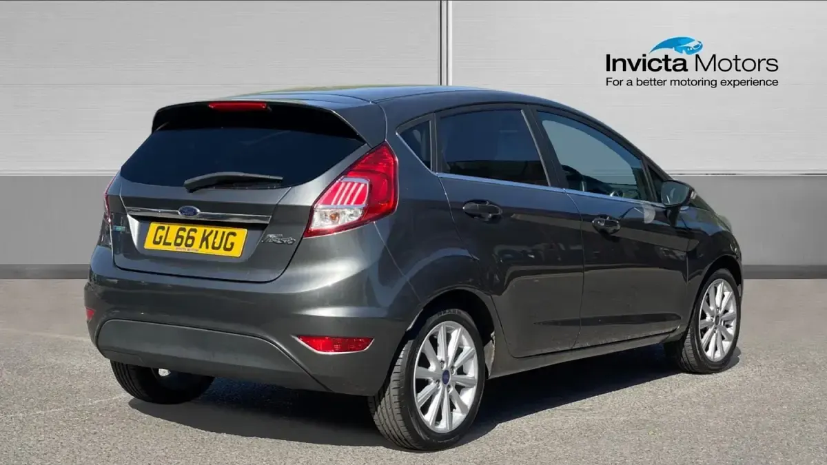 Usado Ford Fiesta Titanium 125 HP (91 kW) 2016 Cinzento Citadino
