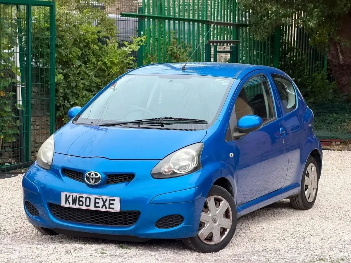 Used Toyota Aygo 67 HP (49 kW) 2010 Blue Hatchback