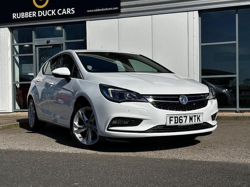 Used Vauxhall Astra SRi 150 HP (110 kW) 2017 White Hatchback