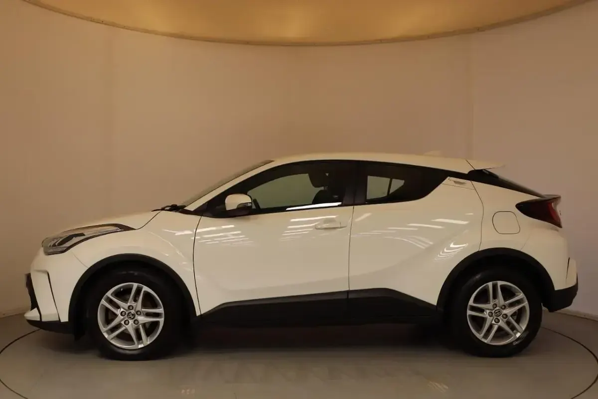 Used Toyota C-HR 120 HP (88 kW) 2023 White SUV