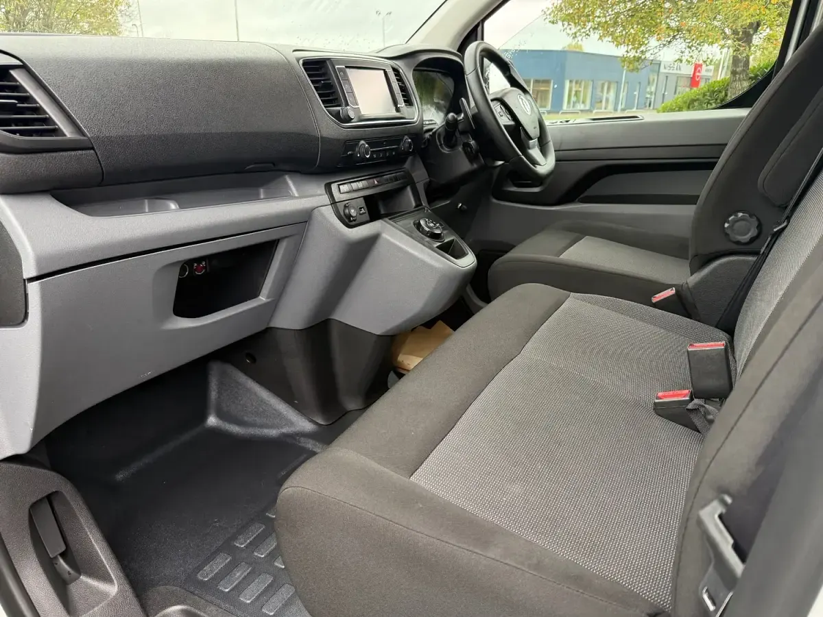 Used Vauxhall Vivaro 145 HP (106 kW) 2022 White MPV