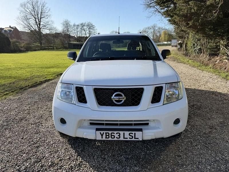 Used Nissan Navara Visia 144 HP (105 kW) 2014 White Pickup