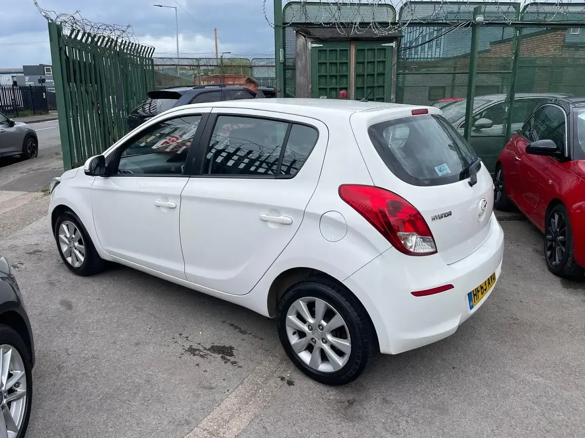Used Hyundai i20 Active 86 HP (63 kW) 2013 White Hatchback
