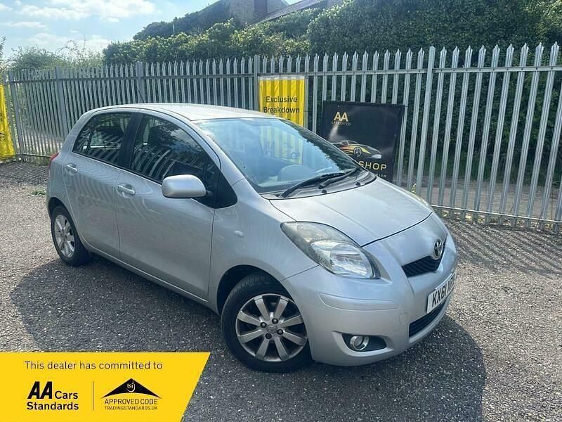 Silver Used 2011 Toyota Yaris Hatchback | £3,245 (Fair price) - Image 1/4