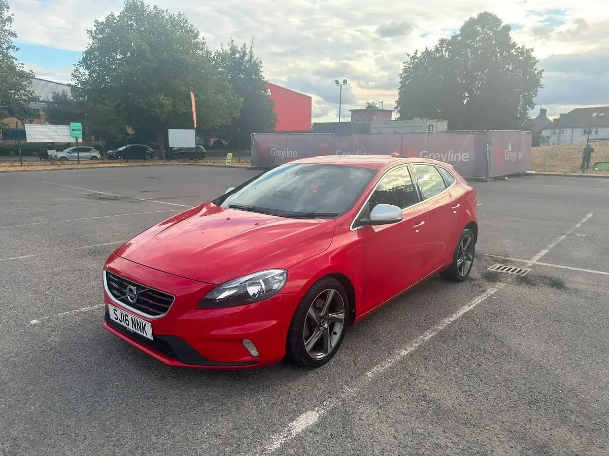 Used Volvo V40 R-Design 122 HP (89 kW) 2016 Red Hatchback