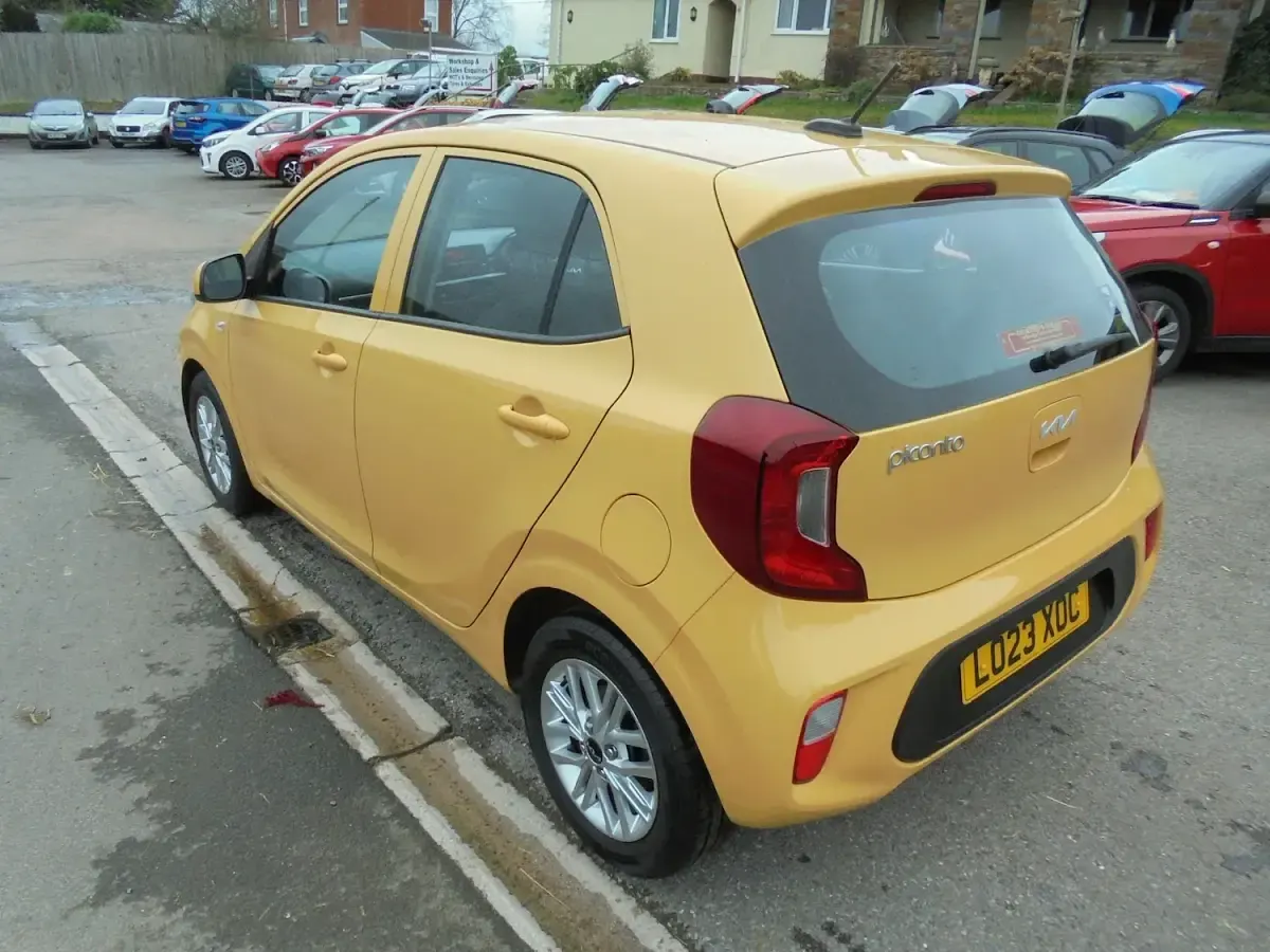 Used Kia Picanto 66 HP (48 kW) 2023 Yellow Hatchback