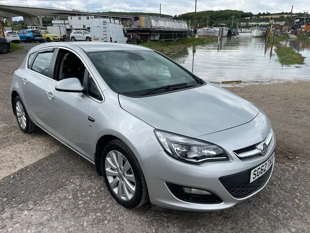 Used Vauxhall Astra Elite 115 HP (84 kW) 2012 Silver Hatchback