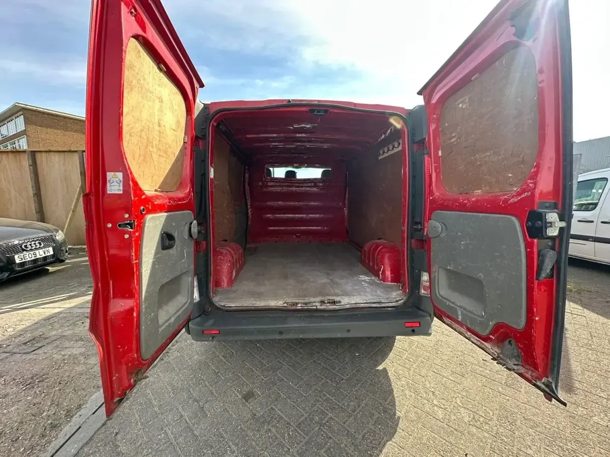 Used Vauxhall Vivaro 115 HP (84 kW) 2014 Red MPV