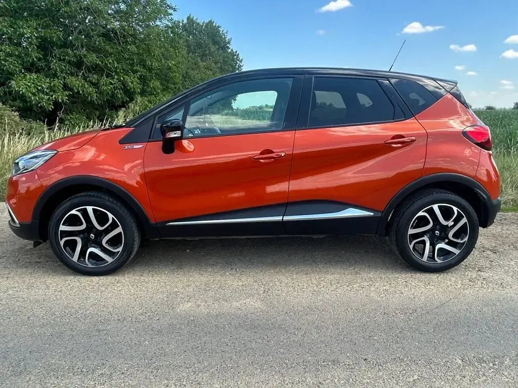 Used Renault Captur Dynamique 90 HP (66 kW) 2016 Orange/black SUV