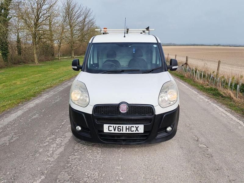 Used Fiat Doblò 105 HP (77 kW) 2011 White MPV