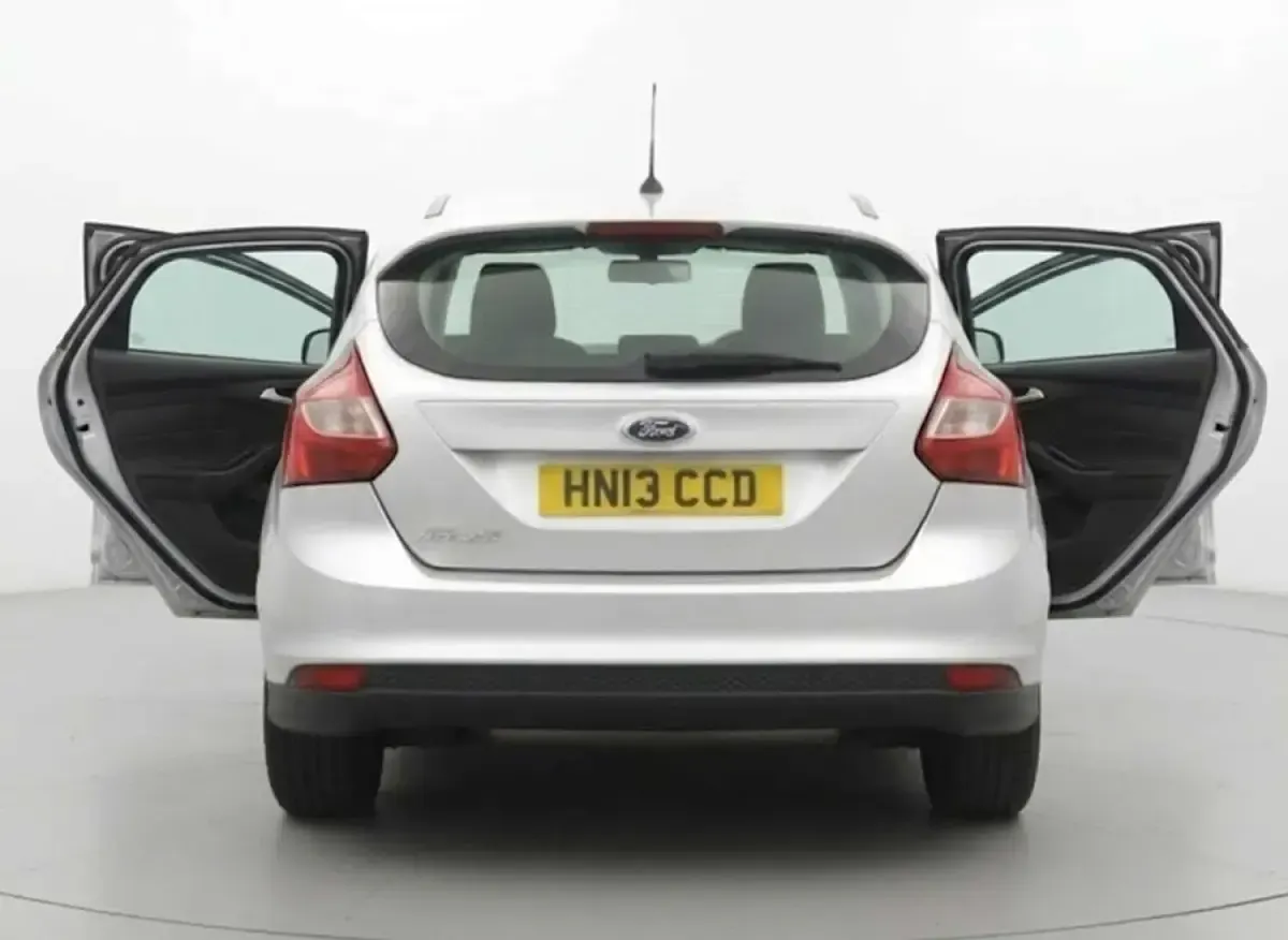 Used Ford Focus Zetec 125 HP (91 kW) 2013 Silver Hatchback