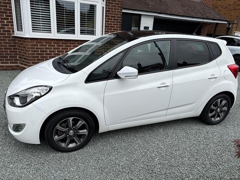 Used Hyundai ix20 Premium 90 HP (66 kW) 2017 White Hatchback