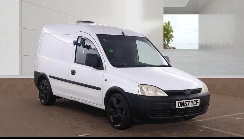 Used Vauxhall Combo 75 HP (55 kW) 2007 White MPV