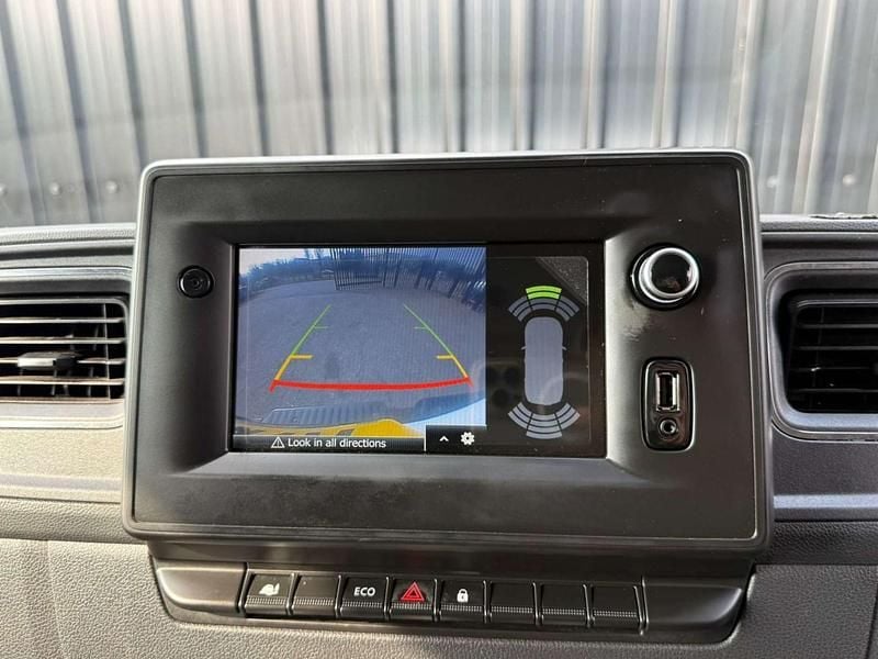 Used Nissan Interstar Tekna 135 HP (99 kW) 2024 White Van