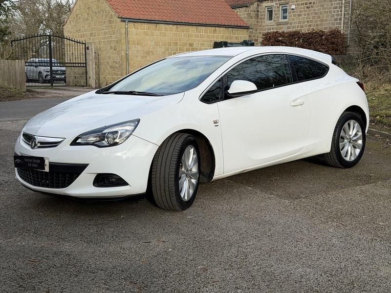 Used Vauxhall Astra GTC SRi 140 HP (102 kW) 2016 White Coupe
