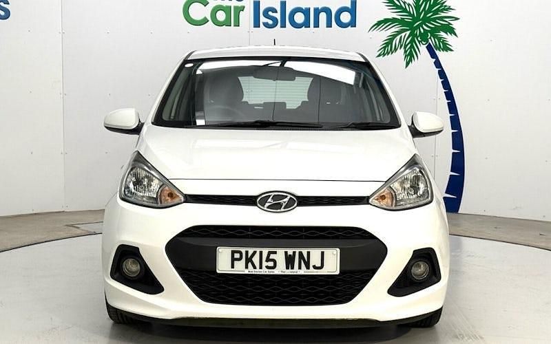 Used Hyundai i10 SE 66 HP (48 kW) 2015 White Hatchback