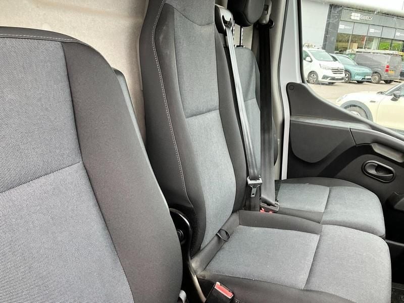 Used Nissan Interstar Tekna 135 HP (99 kW) 2023 White Van