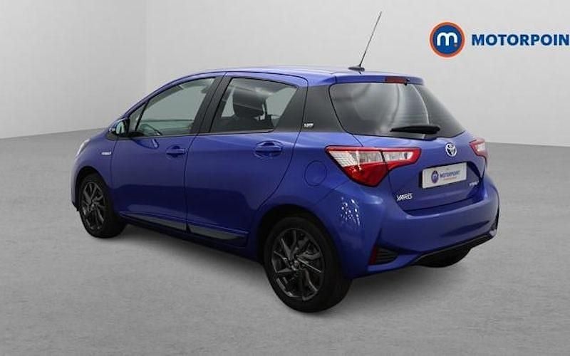 Used Toyota Yaris Hybrid 101 HP (74 kW) 2020 Blue Hatchback