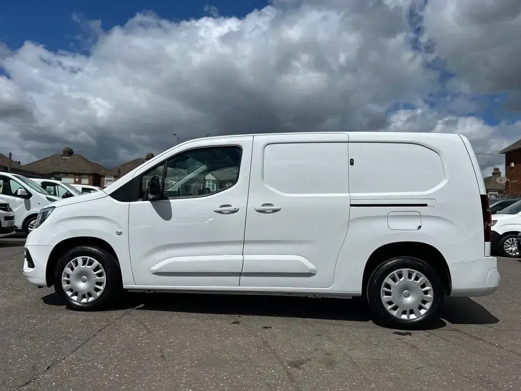 Used Vauxhall Combo 100 HP (73 kW) 2023 White MPV