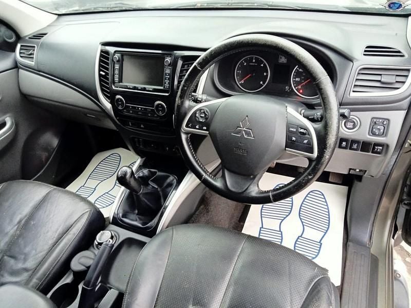 Usado Mitsubishi L200 Warrior 178 HP (130 kW) 2015 Verde Pickup