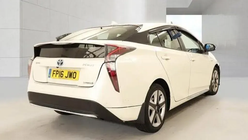 Used Toyota Prius 2016 White Hatchback