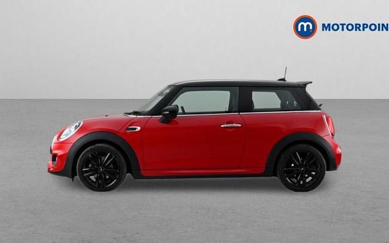 Begagnad Mini Cooper Hatch 136 HK (100 kW) 2018 Röd Halvkombi
