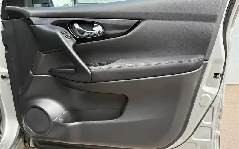 Used Nissan Qashqai N-TEC 131 HP (96 kW) 2015 Silver SUV