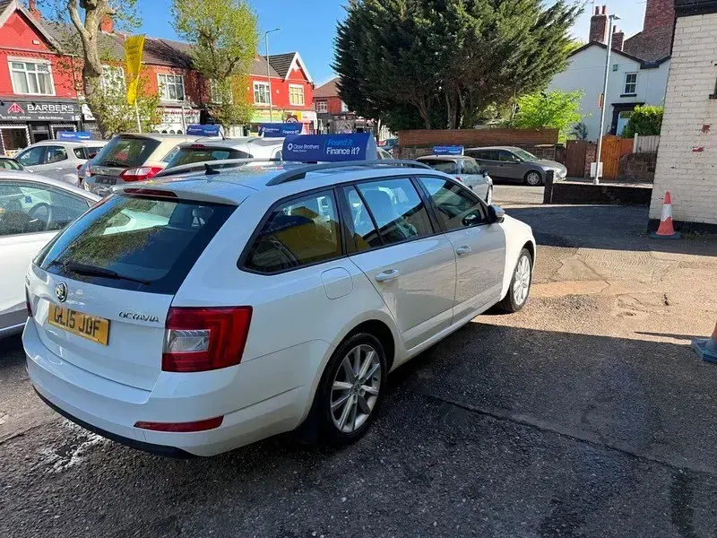 Usado Skoda Octavia Elegance 2015 Blanco Familiar