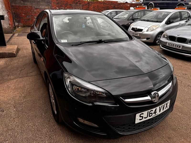 Black Used 2014 Vauxhall Astra Design Edition Hatchback | £2,490 (Good price) - Image 1/4