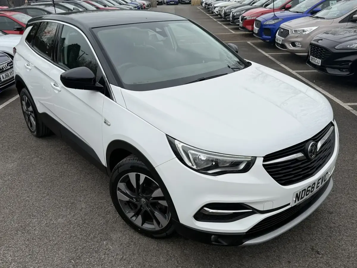 Used Vauxhall Grandland X Sport 130 HP (95 kW) 2019 White SUV