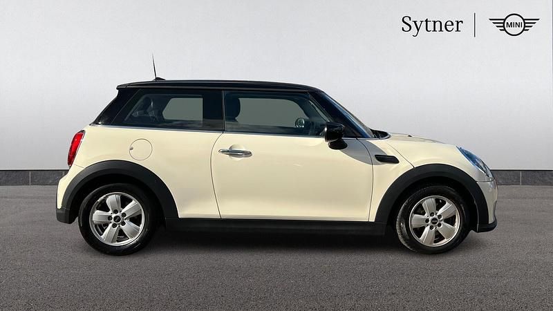 Begagnad Mini Cooper Classic 134 HK (98 kW) 2021 Vit Halvkombi