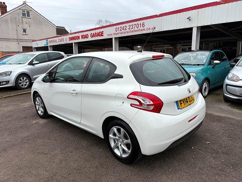 Used Peugeot 208 Active 82 HP (60 kW) 2014 White Hatchback