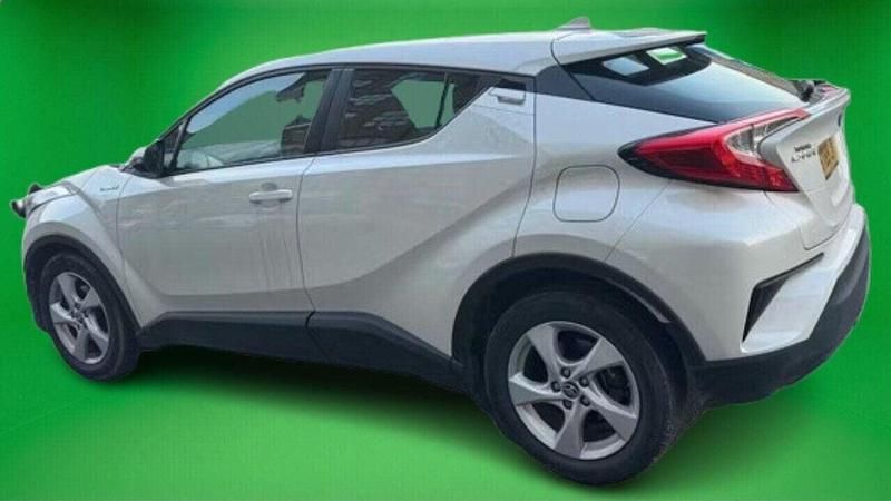 Used Toyota C-HR 122 HP (89 kW) 2019 White SUV