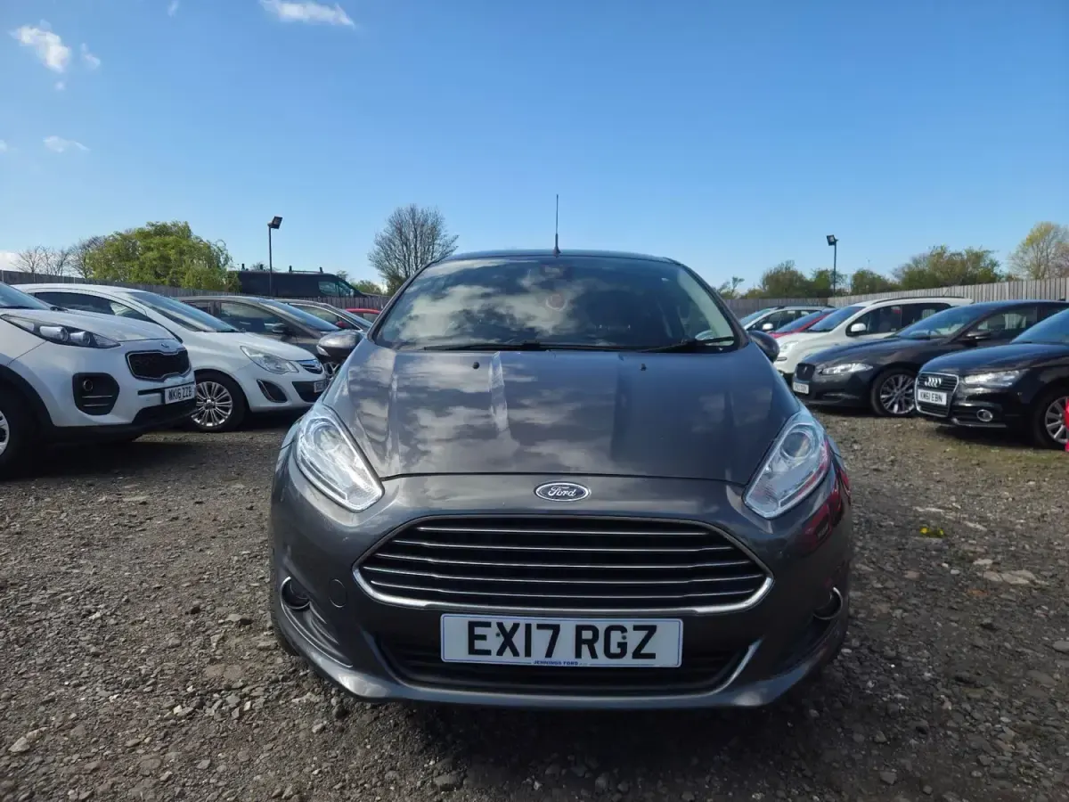 Usado Ford Fiesta Titanium 125 CV (91 kW) 2017 Gris Utilitario