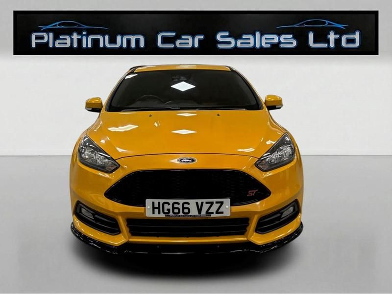Usado Ford Focus ST 185 CV (136 kW) 2017 Amarillo Utilitario
