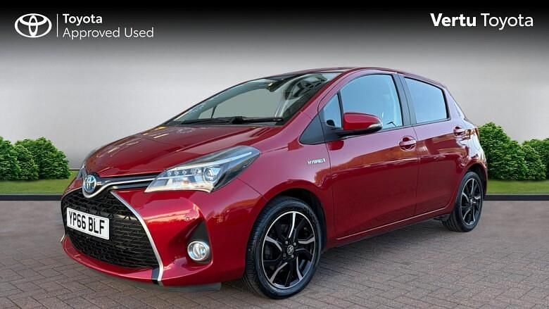 Used Toyota Yaris Hybrid Design 100 HP (73 kW) 2016 Red Hatchback