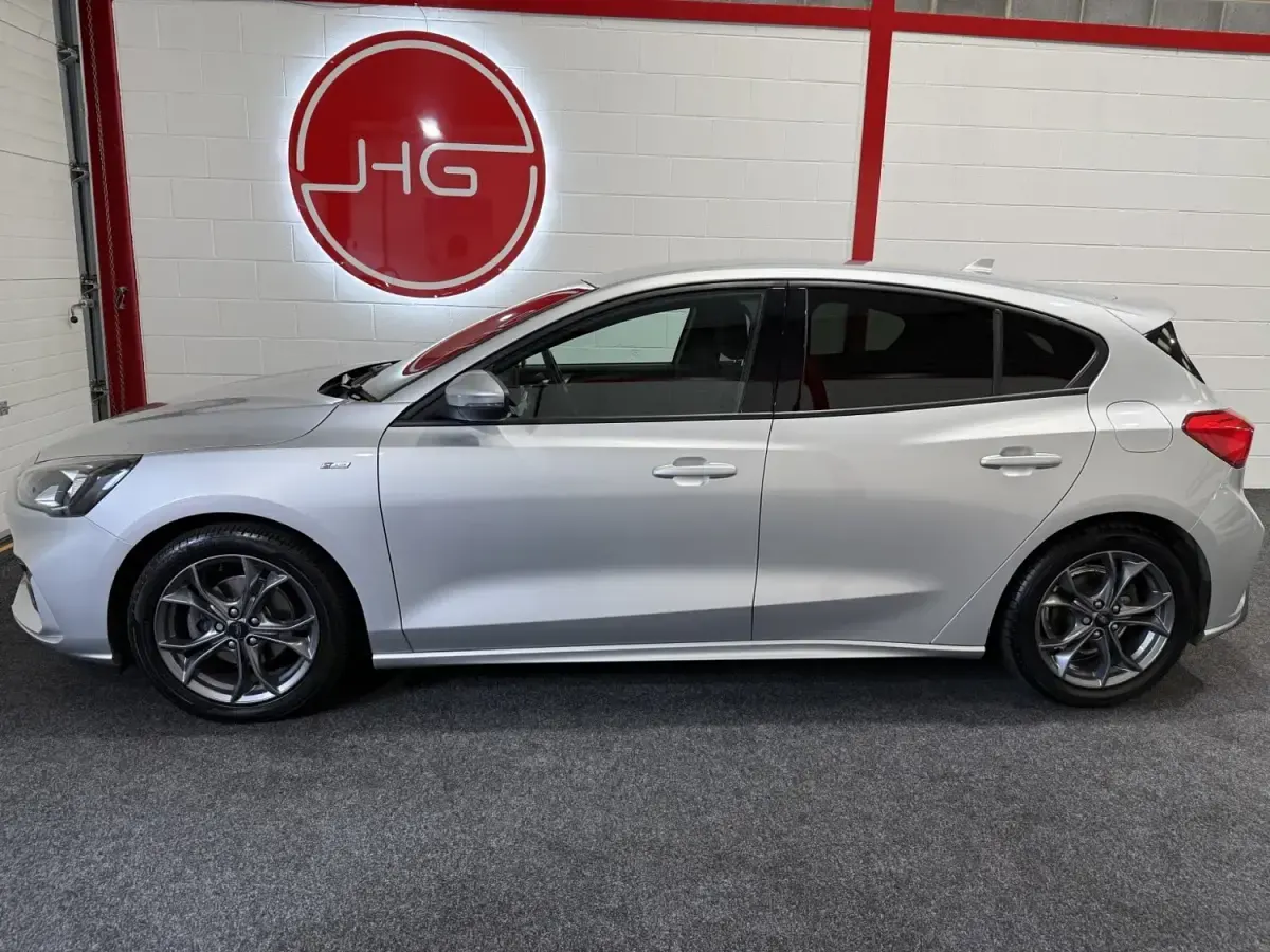 Usado Ford Focus ST-Line 120 HP (88 kW) 2021 Prateado Citadino